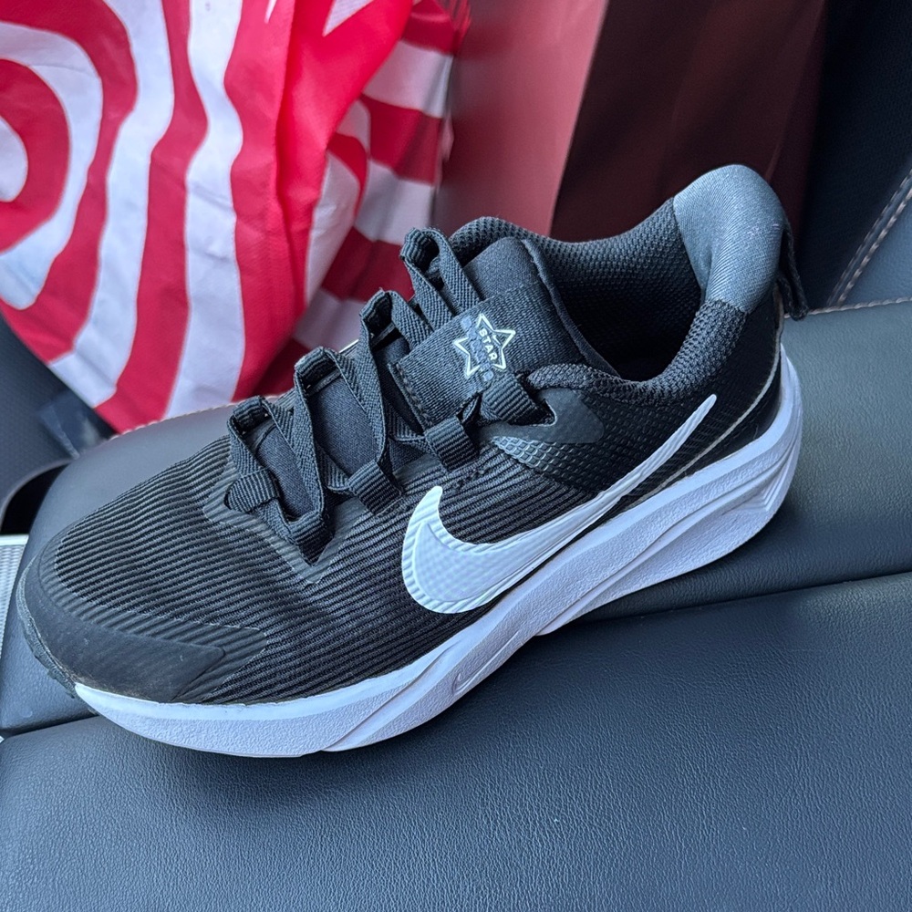 Nike Girls Black and White Star Runner Sneakers